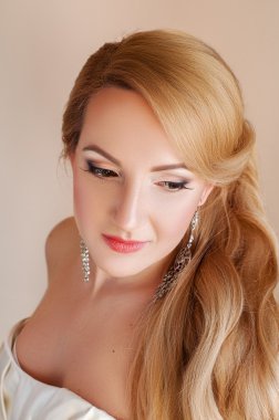 Güzel sarışın nişanlısı