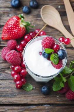 Çilek karışımı ile sağlıklı yoğurt