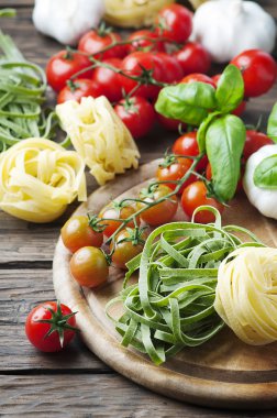 Pişmemiş makarna, domates ve fesleğen