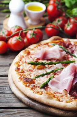 İtalyan pizza jambon ve kuşkonmaz ile