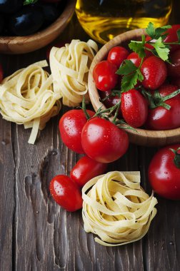 İtalyan spagetti domates ve zeytin