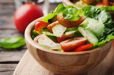 Salata, domates ve salatalık.