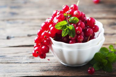 Kırmızı kuş üzümü ve nane