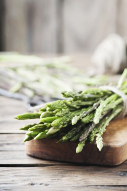 Taze yabani kuşkonmaz