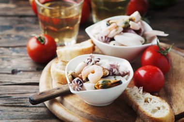 Beyaz şarap ile deniz ürünleri salatası