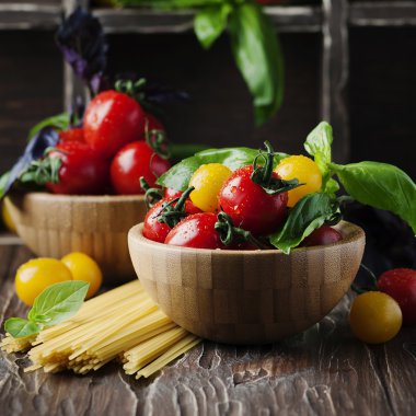 Domates, makarna ve fesleğen