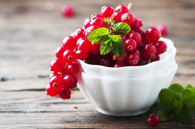 Kırmızı kuş üzümü ve nane