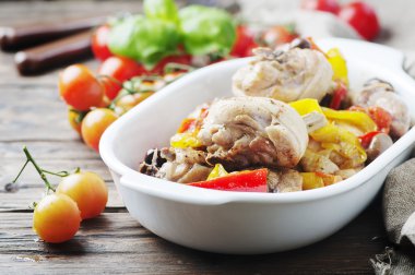 Pişmiş tavuk domates, zeytin ve kırmızı biber ile