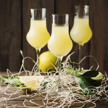 İtalyan geleneksel likör limon ile