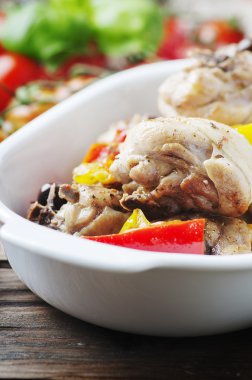 Pişmiş tavuk domates, zeytin ve kırmızı biber ile