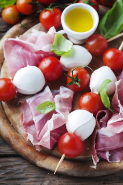 Taze prosciutto fesleğen ve mozzarella ile