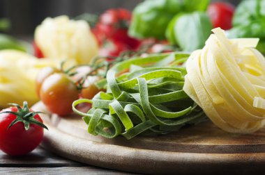 Pişmemiş makarna, domates ve fesleğen