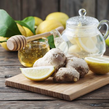 Zencefil, limon ve bal ile kokteyl