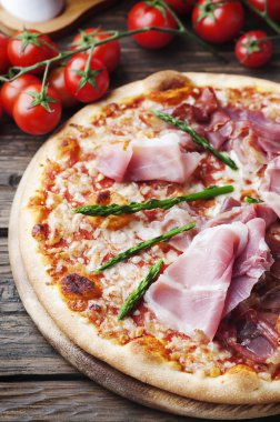 İtalyan pizza jambon ve kuşkonmaz ile