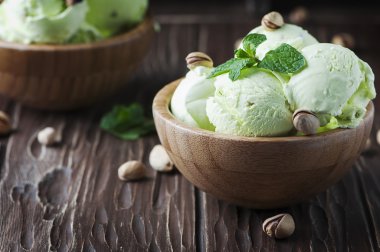 Nane ve fındık ile fıstıklı dondurma