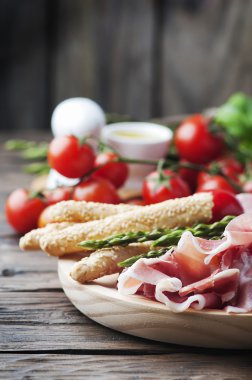 Meze jambon ve yeşil kuşkonmaz ile