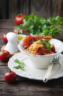 İtalyan spagetti karides ve maydanoz ile