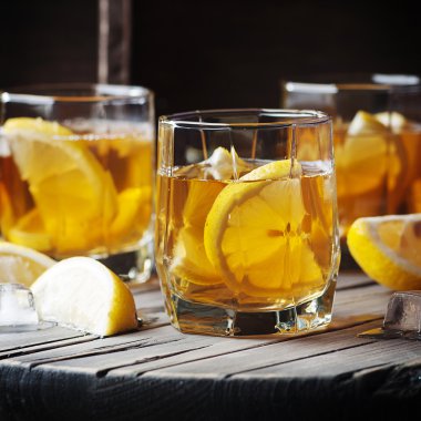 Buz ve limon ile soğuk viski