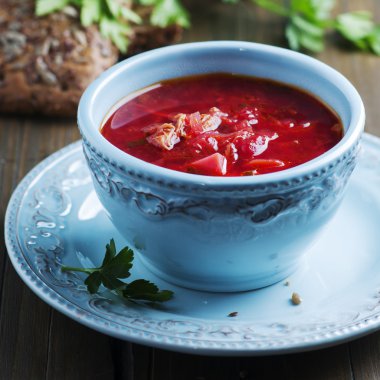 Maydanoz ile geleneksel Rus pancar çorbası