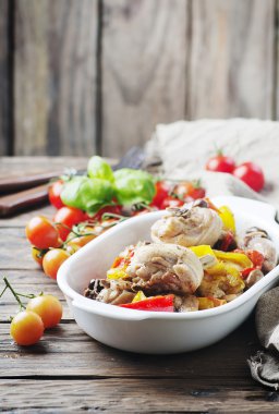 Pişmiş tavuk domates, zeytin ve kırmızı biber ile