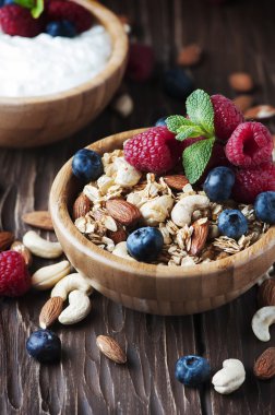 Çilek ve fındık ile ev yapımı müsli