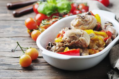 Pişmiş tavuk domates, zeytin ve kırmızı biber ile