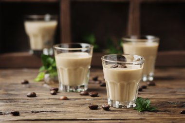 Soğuk krem kahve ve nane ile