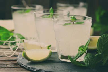 Limon, buz ve nane taze kokteyller