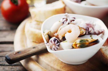 Beyaz şarap ile deniz ürünleri salatası