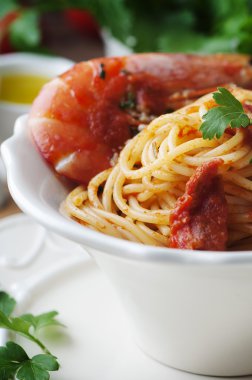 İtalyan spagetti karides ve maydanoz ile