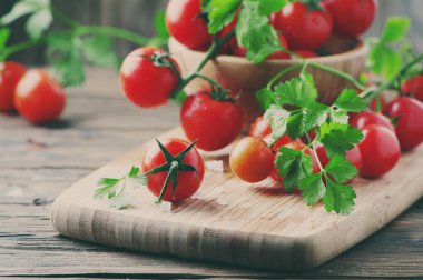 Taze kırmızı domates maydanoz ile