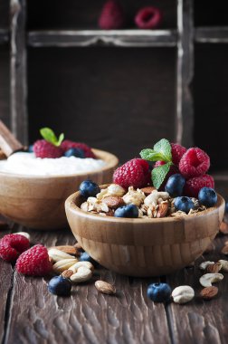 Çilek ve fındık ile ev yapımı müsli