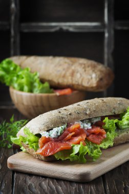 Peynir ve somon ile sağlıklı sandviç