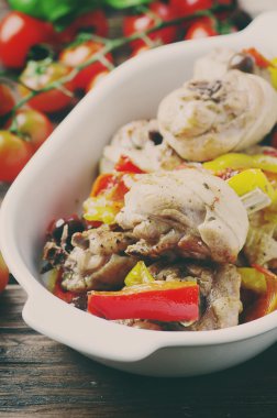 Pişmiş tavuk domates, zeytin ve kırmızı biber ile