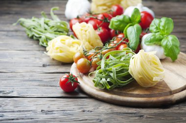 Pişmemiş makarna, domates ve fesleğen