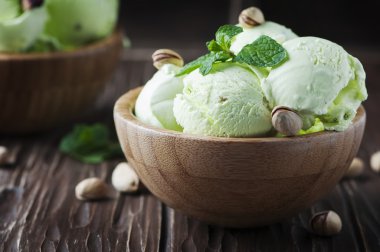 Nane ve fındık ile fıstıklı dondurma