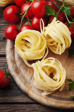 Makarna ve domates yemek pişirmek için malzemeler