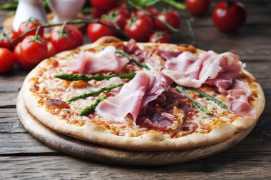 İtalyan pizza jambon ve kuşkonmaz ile