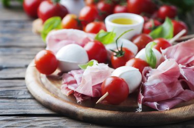 Taze prosciutto fesleğen ve mozzarella ile