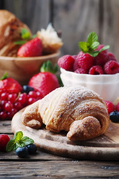 Croissant fresco con mezcla de bayas — Foto de Stock