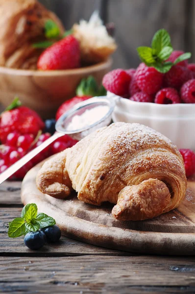 Croissant fresco con mezcla de bayas — Foto de Stock