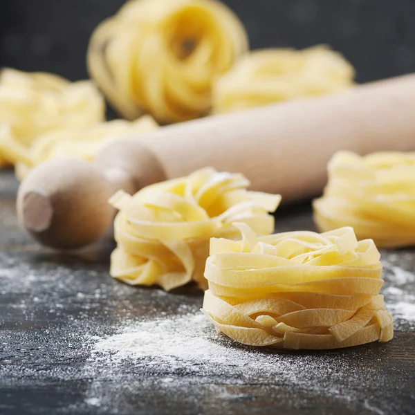 Pastas sin cocer con harina en la mesa —  Fotos de Stock