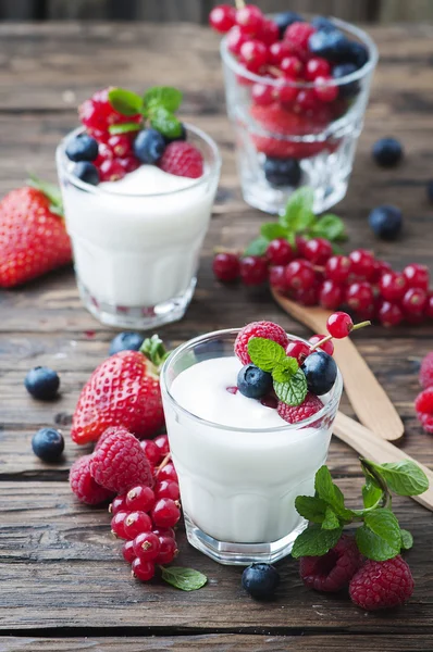 Yogur saludable con mezcla de bayas —  Fotos de Stock