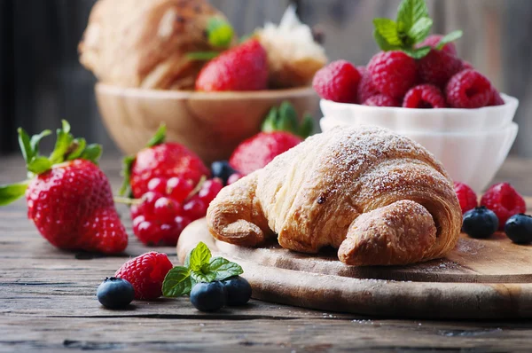 Fresh croissant with mix of berries — Stock Photo, Image