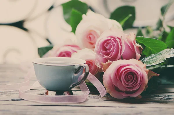 Rózsaszín rózsák és kávé — Stock Fotó
