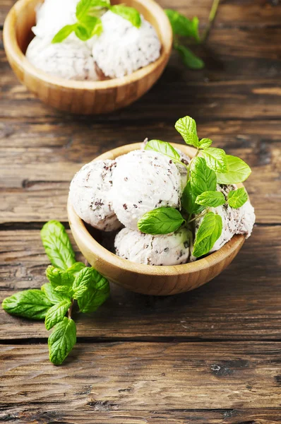 민트와 함께 달콤한 아이스크림 — 스톡 사진