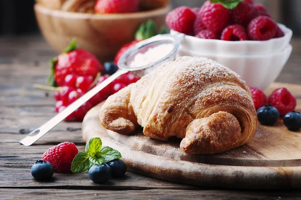 Färsk croissant med blandning av bär — Stockfoto