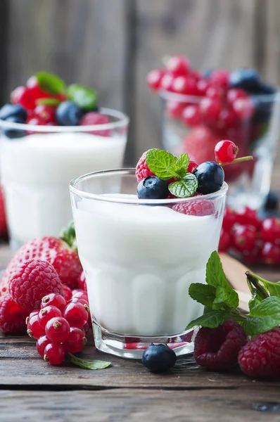 Gesunde Joghurts mit Beerenmischung — Stockfoto