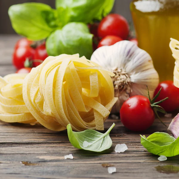 Tomates, manjericão, azeite e massas — Fotografia de Stock