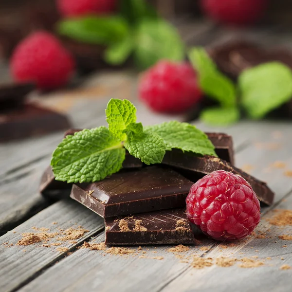 Темный шоколад с мятой и малиной — стоковое фото